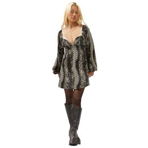 Urban outfitters Vivienne
printed long sleeve mini dress
Size M $80